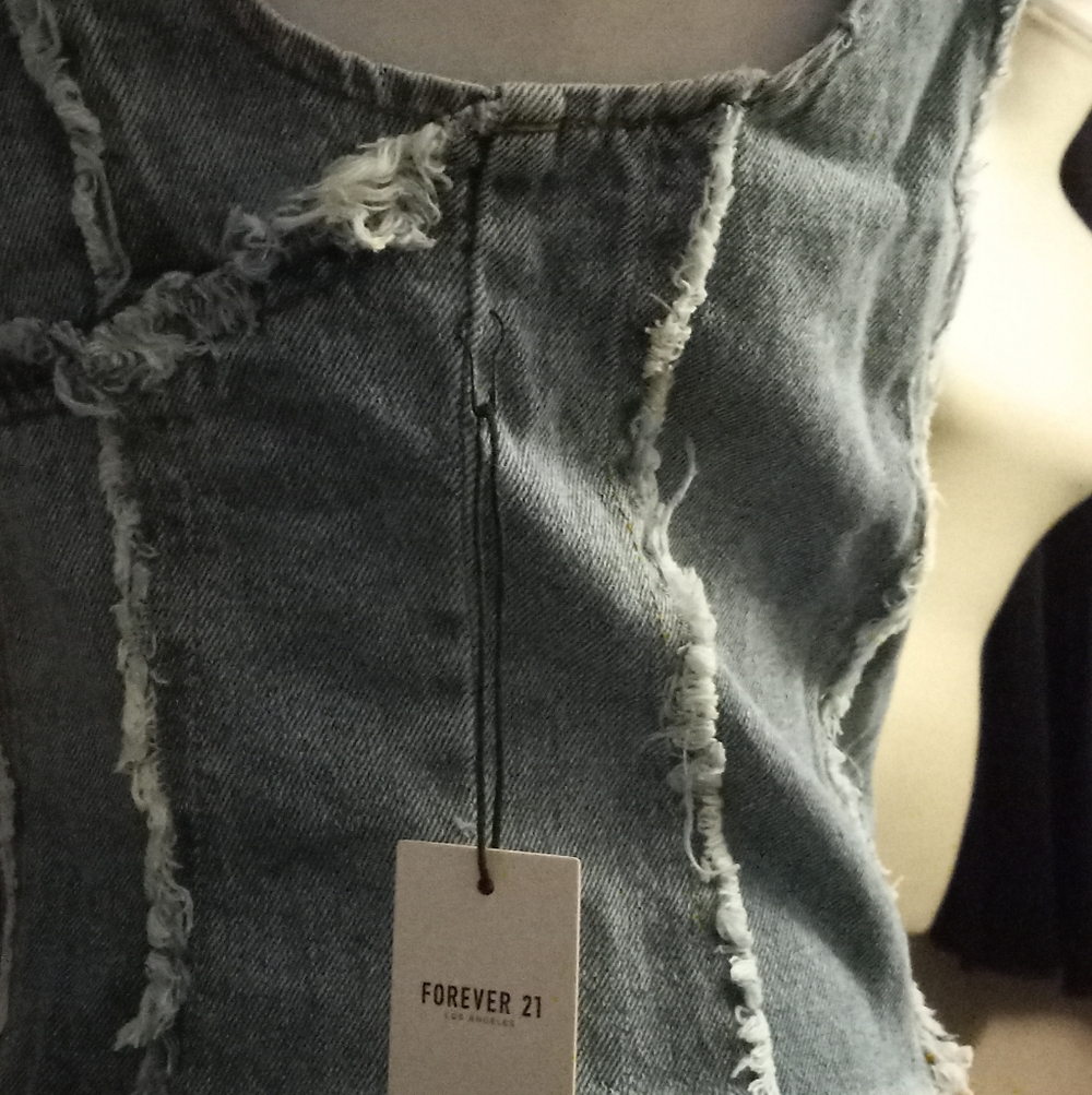 New,with tags light blue frayed denim sleeveless  cropped top, back zip size med - Picture 3 of 6